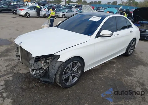 2018 Mercedes-Benz C 300 z USA, uszkodzony, nr VIN 55SWF4JB2JU266881